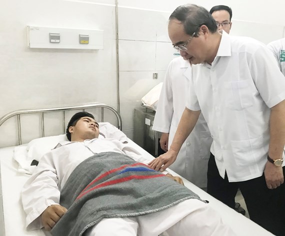 Party Chief Nhan encourages "street knight" Nguyen Duc Huy in Thong Nhat hospital (Photo: SGGP)
