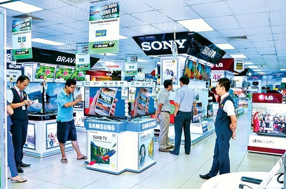 Visitors at an electronics store in HCMC (Photo: SGGP)
