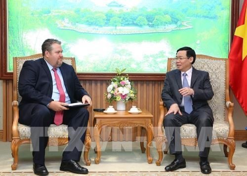Deputy Prime Minister Vuong Dinh Hue (R) and President of AES Vietnam David Stone (Photo: VNA)