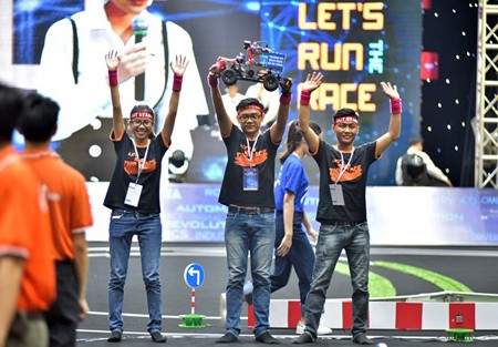 UET Fastest from the Vietnam National University-University of Engineering and Technology (VNU-UET) won the first prize of Digital Race season 2