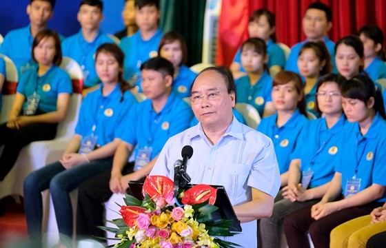 PM Phuc at the meetign with workers in the northern province of Ha Nam (Photo: SGGP)