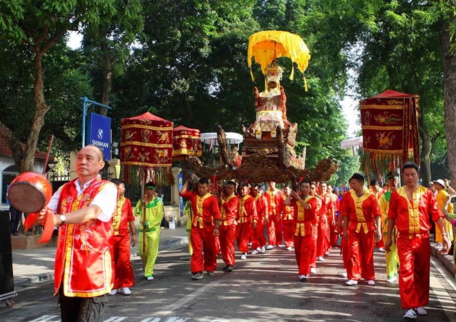 The palanquin procession marks 590 years since the coronation day of King Le Thai To on May 27 (Photo: VNA)