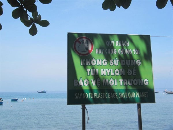 A banner in Cham Island’s Huong beach warns tourists and local residents not using plastic bags in keeping the ocean clean (Photo: VNA)