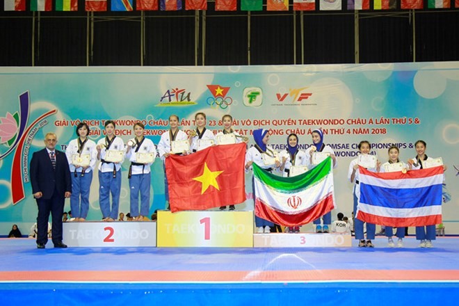 Vietnamese athletes celebrate winning gold medal at the fifth Asian Taekwondo Poomsae Championship (Source: https://thethao.thanhnien.vn)