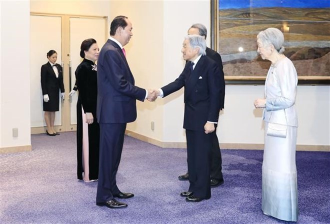 President Tran Dai Quang and his spouse are greeted by Japanese Emperor Akihito and Empress Michito at the ceremony. (Photo: VNA)