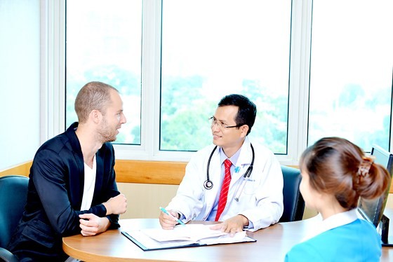 Vietnamese doctor is consulting a foreign patient about the illness ( Photo: SGGP)