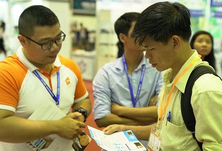 VNG employees are introducing the company’s solutions to interested people.