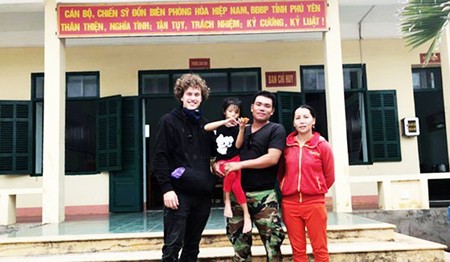 Kainz and parents of the lost kid (Photo: SGGP)