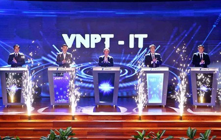 Leaders of the Ministry of Information and Communications as well as VNPT in the grand opening ceremony of VNPT-IT on June 12, 2018. Photo by T.B
