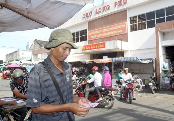 Kim Thai is selling lottery tickets (Photo: SGGP)