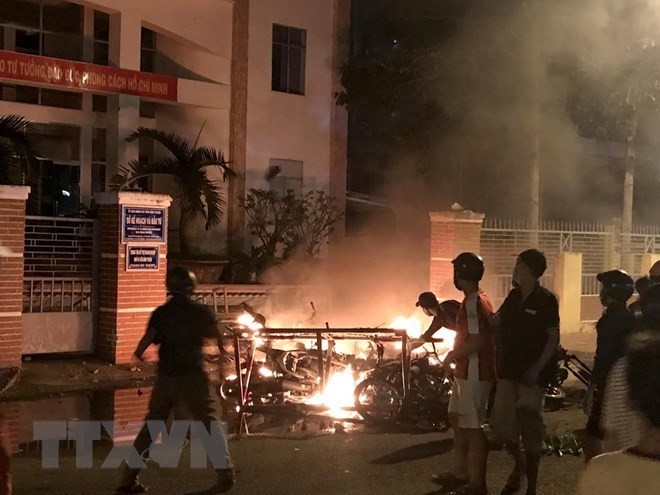 Protestors set fire to motorbikes in building of the Binh Thuan Department of Planning and Investment (Photo: VNA)