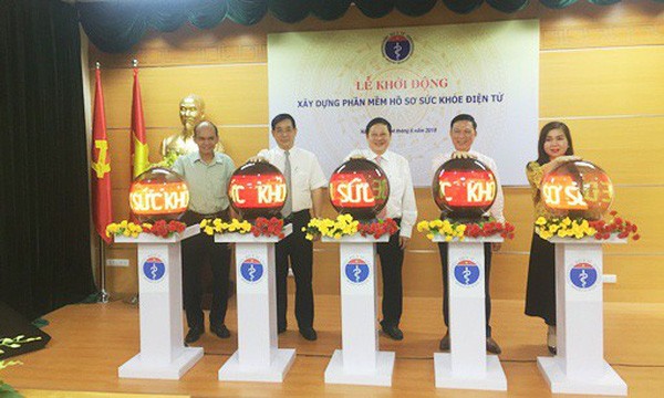 Leaders press button to open the system (Photo: Vietnam's Health Ministry )
