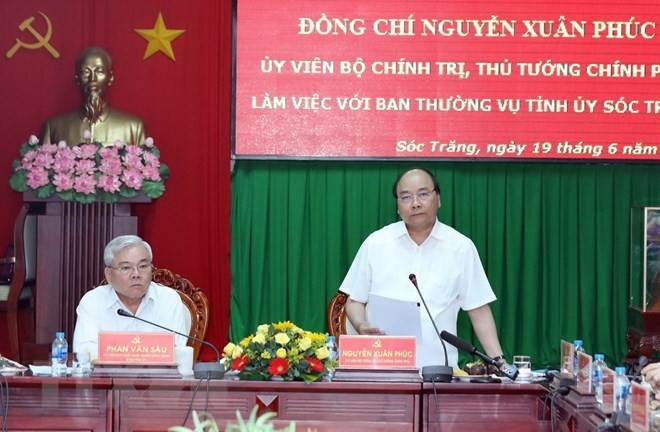 Prime Minister Nguyen Xuan Phuc (standing) speaks at the working session with leaders of Soc Trang province (Photo: VNA)