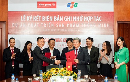 Managers of FPT Group and Dien Quang Lamp Joint Stock Co. at the contract signing event. Photo by Tran Binh
