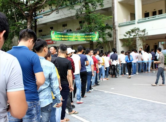 Candidates are queuing before taking the exam (Photo: SGGP)