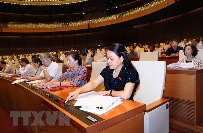 National Assembly deputies press the vote button to pass the resolution on the programme of building laws and ordinances in 2019 (Photo: VNA)