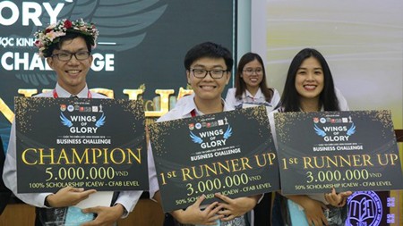 Chau Hoang Long (first on the left) excellently won the championship of the competition