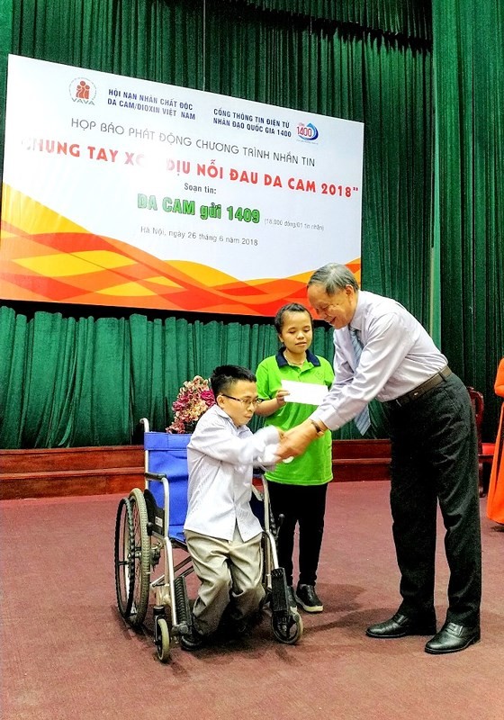  President of VAVA Sen. Lieut. Gen Nguyen Van Rinh gives gift to teacher Chu Quang Duc (Photo: SGGP)