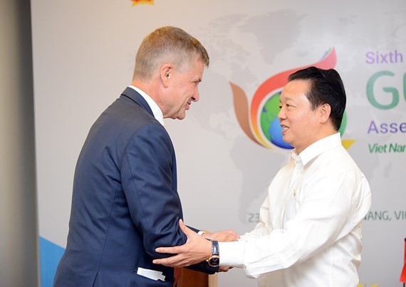 Vietnamese Environment Minister Tran Hogn Ha ( R) shakes hand with UN Environment Chief Erik Solheim (Photo: SGGP)
