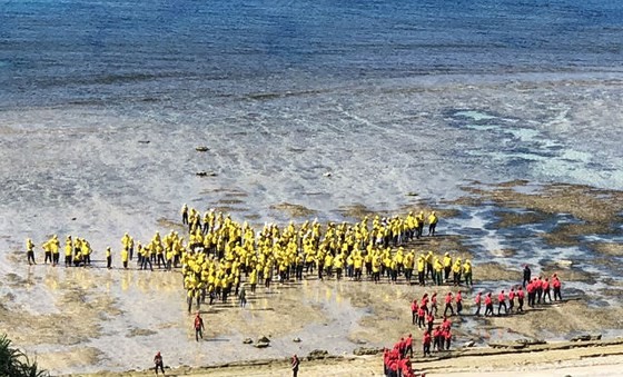 3,000 people make human national flag in Ly Son island
