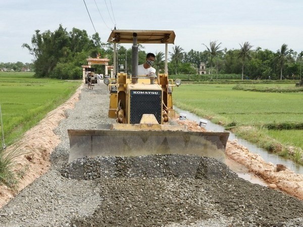 Road construction in a rural commune (Photo: VNA)
