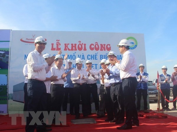 Delegates at the ceremony to launch construction of Vietnam's most modern poultry processing plant (Photo: VNA)