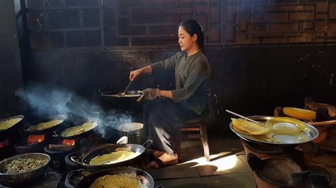 Nguyen Khanh Vuong Anh, who is studying cooking arts at Le Cordon Bleu in Sydney, cooks banh xeo (sizzling rice pancake with pork and shrimp) in a video clip shot in the Mekong Delta (Photo courtesy of Vuong Anh)