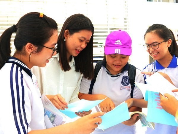 Students discuss over the last test (Photo: VNA)
