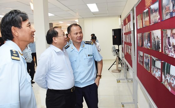 Tat Thanh Cang, Standing Deputy Secretary of the municipal Party Committee, looks at pictures featuring customs activities (Photo: SGGP)