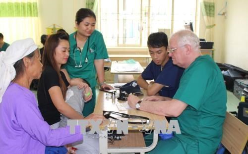 US volunteer doctors from the Good Samaritan Medical Dental Ministry provide free medical checkups to poor people in Tra Linh district, Cao Bang. (Photo: VNA)