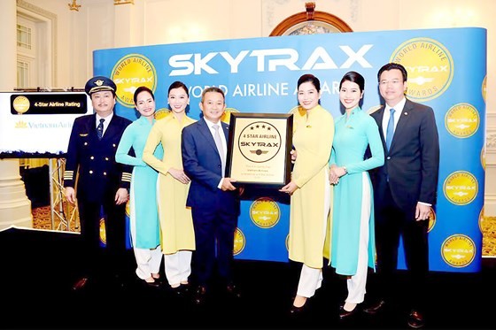 Vietnam Airline Director Duong Tri Thanh receive certificate of 4-Star Airline (Photo: SGGP)