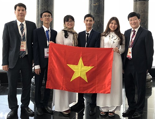 All four members of the Vietnamese team won medals, with three gold and one silver, at the 2018 International Biology Olympiad recently held in Iran (Source: Ministry of Education and Training)
