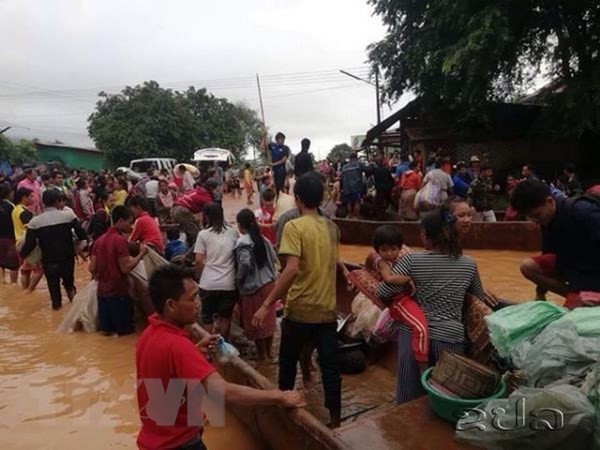 Villagers are evacuated after the Xe Pian-Xe Nam Noy hydro-power dam collapsed in Attapeu province, Laos. (Photo: KPL/VNA)