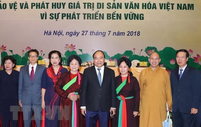 Prime Minister Nguyen Xuan Phuc (fourth, right) and other participants in the conference (Photo: VNA)
