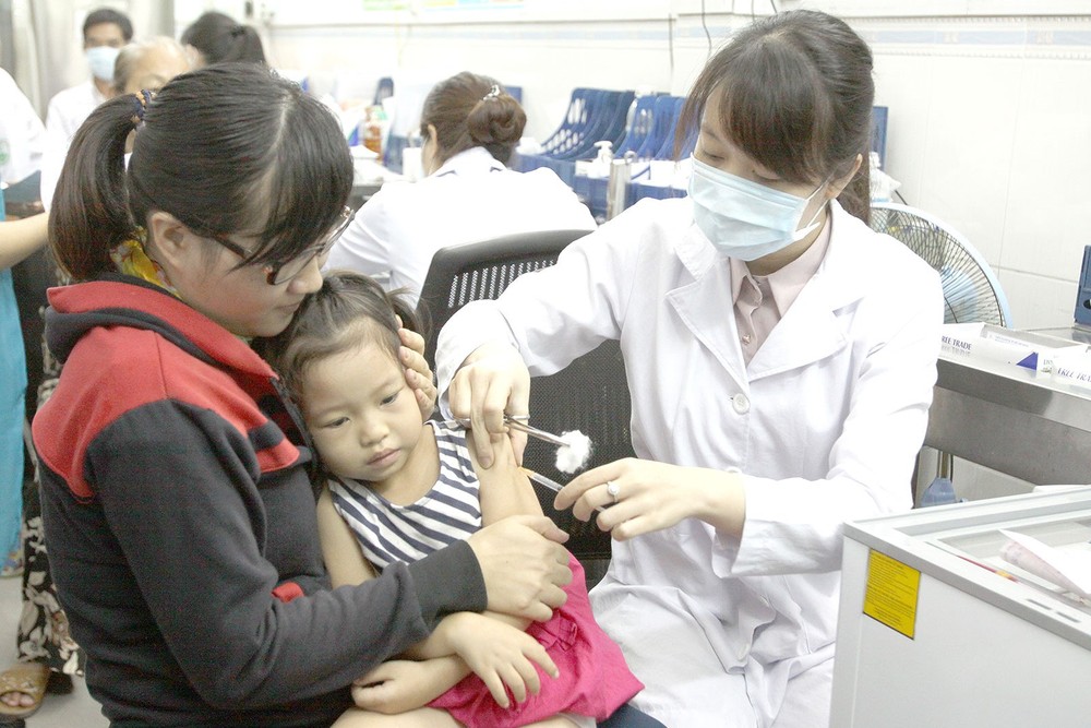 Vaccination can help reduce the rate of infection especially amongst kids (Photo: SGGP)