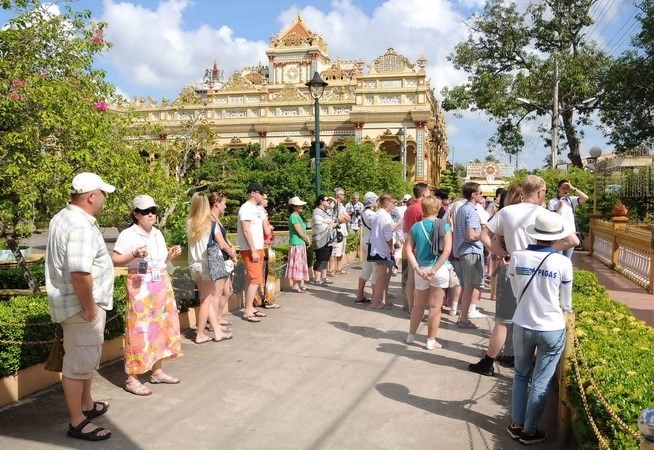Foreign tourists visit Vietnam (Photo: VNA)