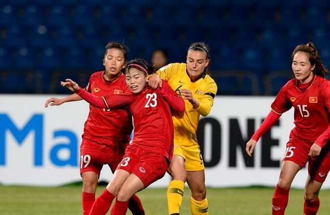 ietnamese female football players in red (Source: VNA)