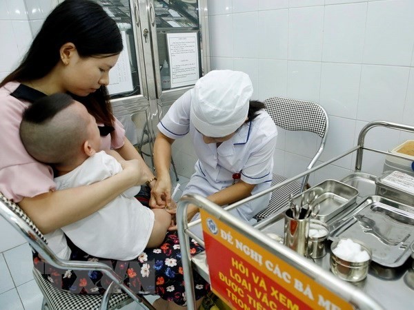 Instalment payment vaccine packages have been launched at vaccination centres of the Vietnam Vaccine Joint Stock Company (Photo: VNA)