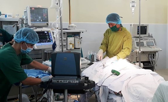 Japanese doctors perform a cardiac surgery for a patient of the Military Hospital 175 (Source: www.qdnd.vn)