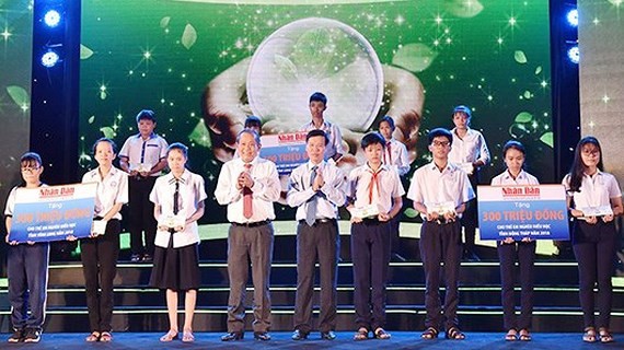 1,300 needy, good students in Mekong delta awarded scholarships