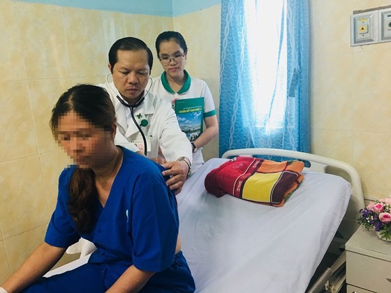 A doctor is examining the female  worker (Photo: SGGP)