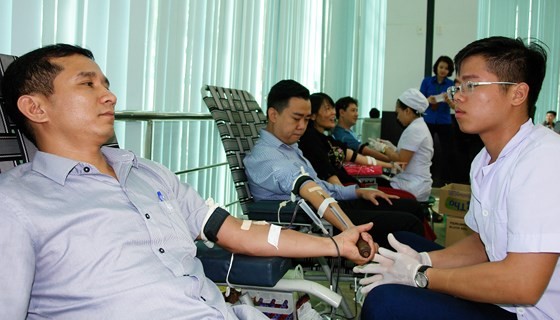 Volunteers donate their blood to save people (Photo: SGGP)