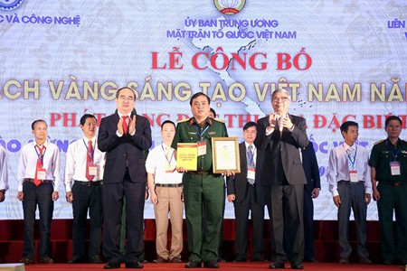 Secretary of Ho Chi Minh City’s Central Party Committee Nguyen Thien Nhan delivered certificates to excellent individuals and groups of authors.