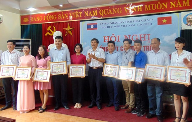 Merit certificates are presented to oustanding agencies and individuals in the implementation of the homestay programme for Lao students in Thai Nguyen (Photo: baothainguyen.org.vn)