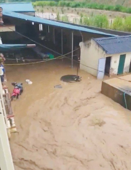 Photo from a clip recording teachers and students of Na Ot Secondary High School in Mai Son District, Son La Province, running from the flooding.