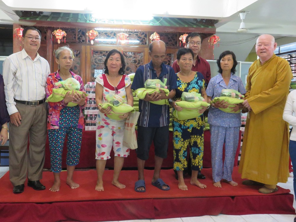 Monks and followers give presents to poor people in district 11 (Photo: SGGP)