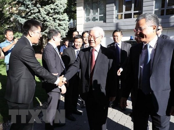 Party General Secretary Nguyen Phu Trong visits the Vietnamese Embassy in Hungary on September 9 (Photo: VNA)