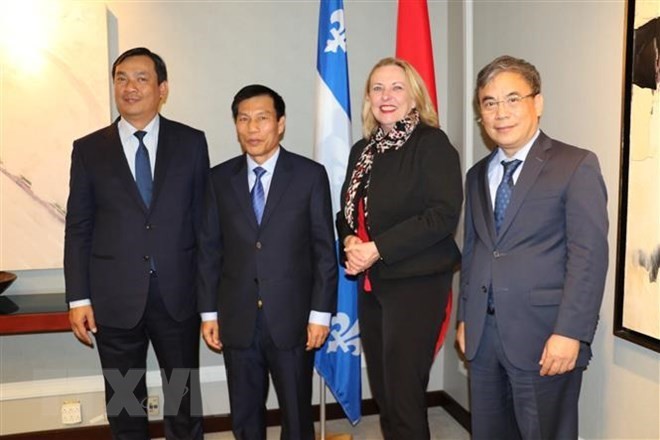 Vietnamese Minister of Culture, Sports and Tourism Nguyen Ngoc Thien (second from left) and Quebec’s Minister of International Relations and La Francophonie Christine St-Pierre (second from right) pose for a photo (Source: VNA)
