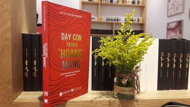 “Day con trong hoang mang” (Teaching Children in Anxiety) by Le Nguyen Phuong is honoured in the education category. (Photo: vietnamnet.vn)