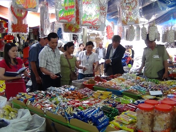 INspectors visit a market for food safety (Photo: SGGP)